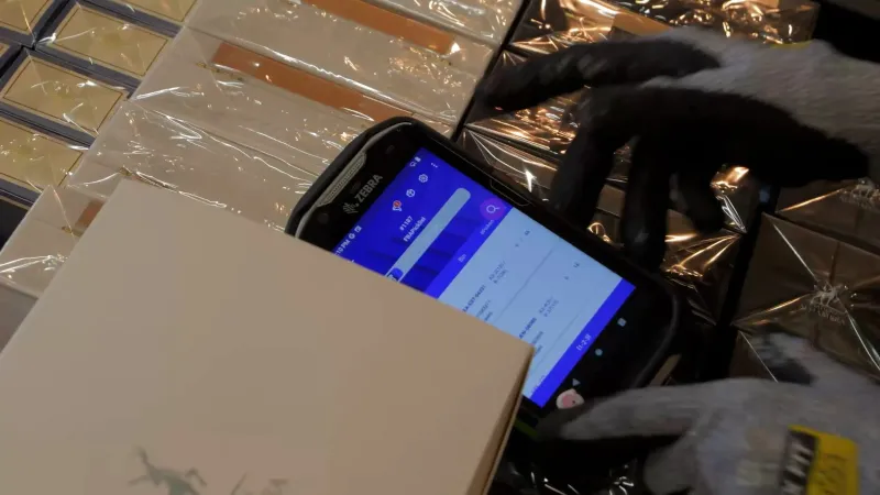 Scanning the items of an order in the warehouse