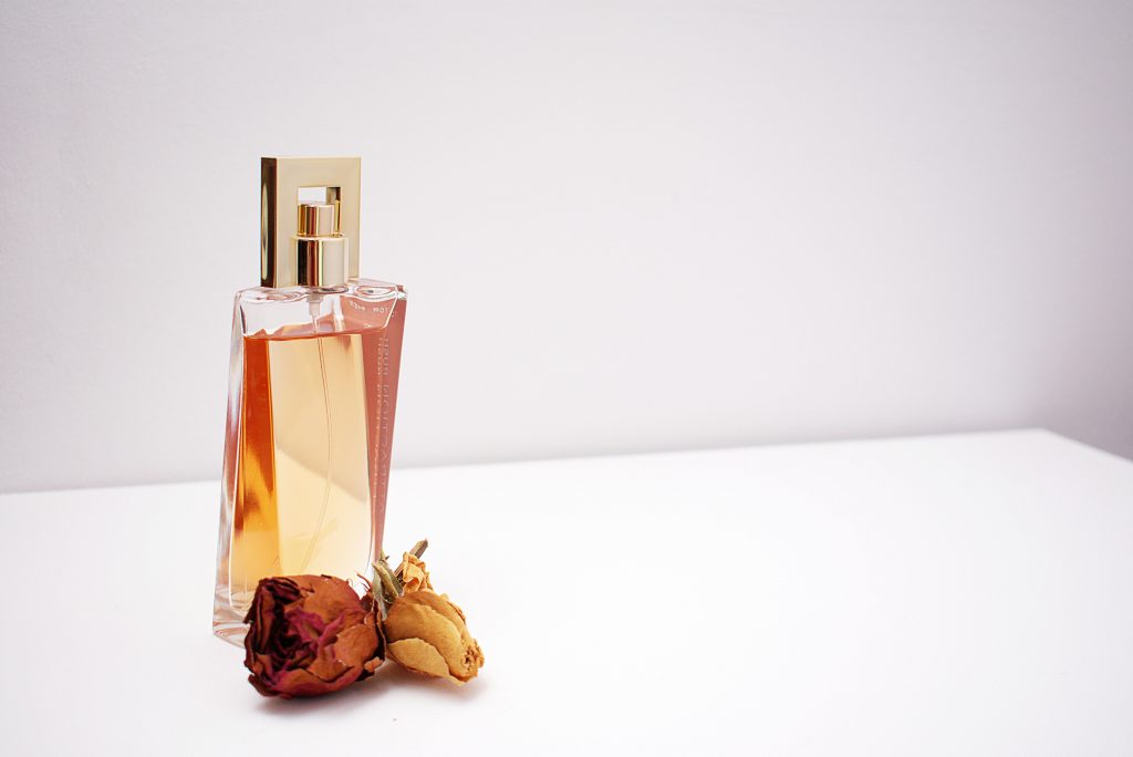 10 perfumes almizclados para mujer que no te puedes perder este 2025