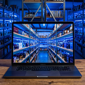 Laptop con la imagen de un almacén de perfumes